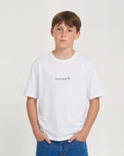 Camiseta Volcom Weirdcard White para niño vista frontal con modelo oficial