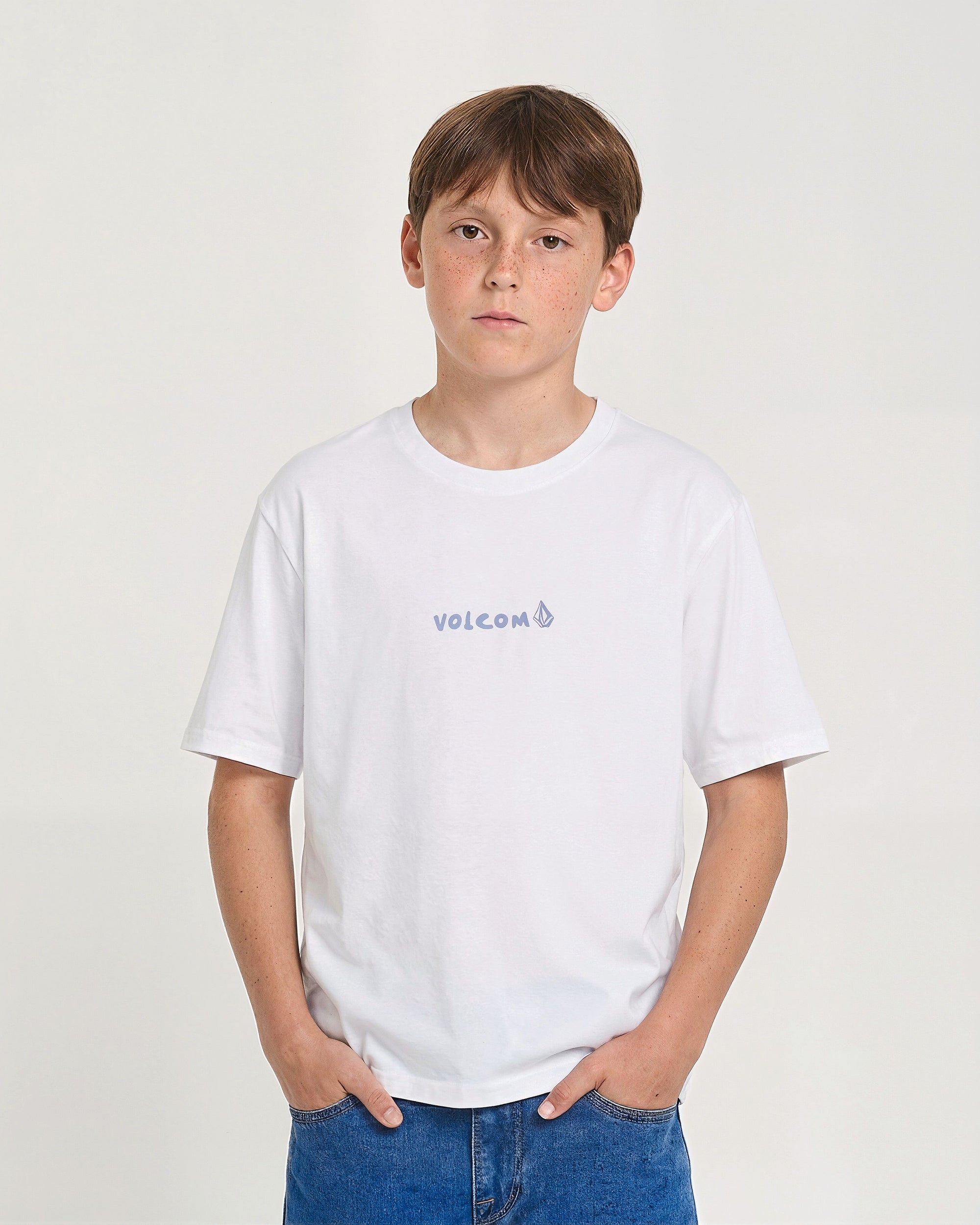Camiseta Volcom Weirdcard White para niño vista frontal con modelo oficial