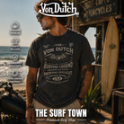 Camiseta Von Dutch Custom Legend Black con diseño gráfico frontal Kustom Legend, imagen editorial propia de THE SURF TOWN inspirada en la cultura Kustom, el surf y las motos café racer.