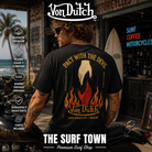 Camiseta Von Dutch Flames Devil Black con diseño gráfico trasero Pact With The Devil, imagen editorial propia de THE SURF TOWN inspirada en la cultura Kustom, el surf y las motos café racer.