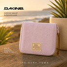 Cartera Dakine Everyday Wallet Burnished Lilac en fotografía editorial propia de THE SURF TOWN con estilo surf lifestyle premium junto al océano