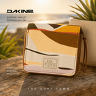 Cartera Dakine Everyday Wallet Morning Skyline en fotografía editorial propia de THE SURF TOWN con estilo surf lifestyle premium junto al océano