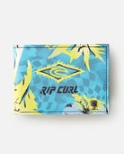 Cartera RIP CURL Party Pack Slim Blue Lagoon en color azul con diseño tropical, formato slim ligera y perfecta para llevar tarjetas y billetes con estilo surf.