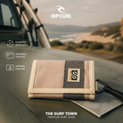 Cartera Rip Curl Surf Search Sand Dune sobre un todoterreno frente a una playa salvaje, imagen editorial propia de THE SURF TOWN