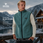 Chaleco Rip Curl Polar Vest Blue Stone en fotografía editorial propia de THE SURF TOWN inspirada en una escapada invernal de montaña