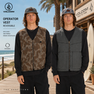 Chaleco Volcom Operator Vest Reversible en entorno surf lifestyle frente al mar, fotografía editorial propia de THE SURF TOWN mostrando sus dos versiones reversibles