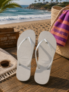 Chanclas Havaianas Slim Crystal blancas para mujer en ambiente beach surf lifestyle premium