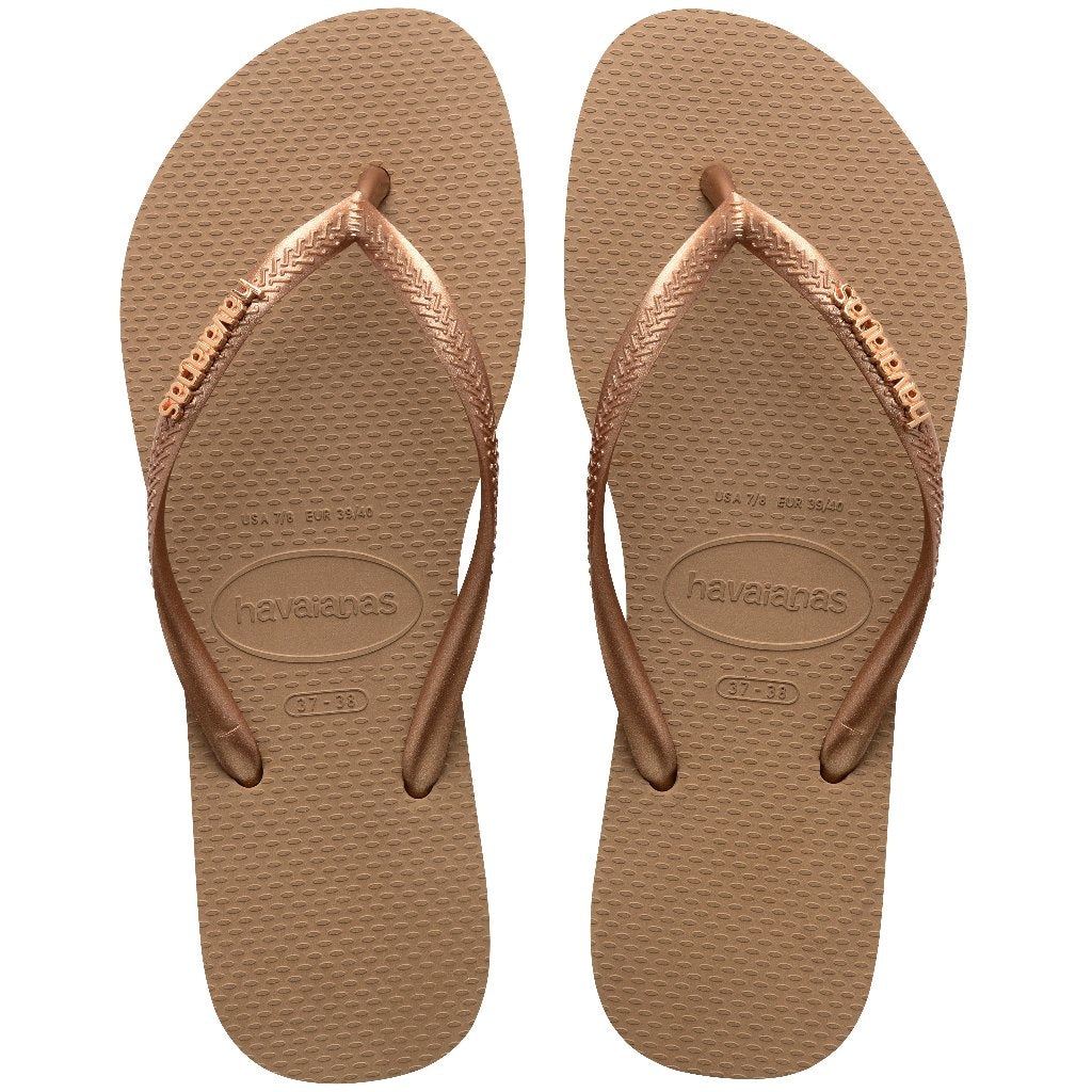 Chanclas Havaianas Slim Logo Metallic Gold mujer con tiras doradas metálicas sobre suela cómoda de goma para verano y playa