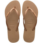 Chanclas Havaianas Slim Logo Metallic Gold mujer con tiras doradas metálicas sobre suela cómoda de goma para verano y playa
