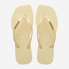 Chanclas Havaianas Slim Square Logo Metallic Beige mujer con puntera cuadrada, tiras finas beige y logo metálico sobre suela cómoda de goma para verano
