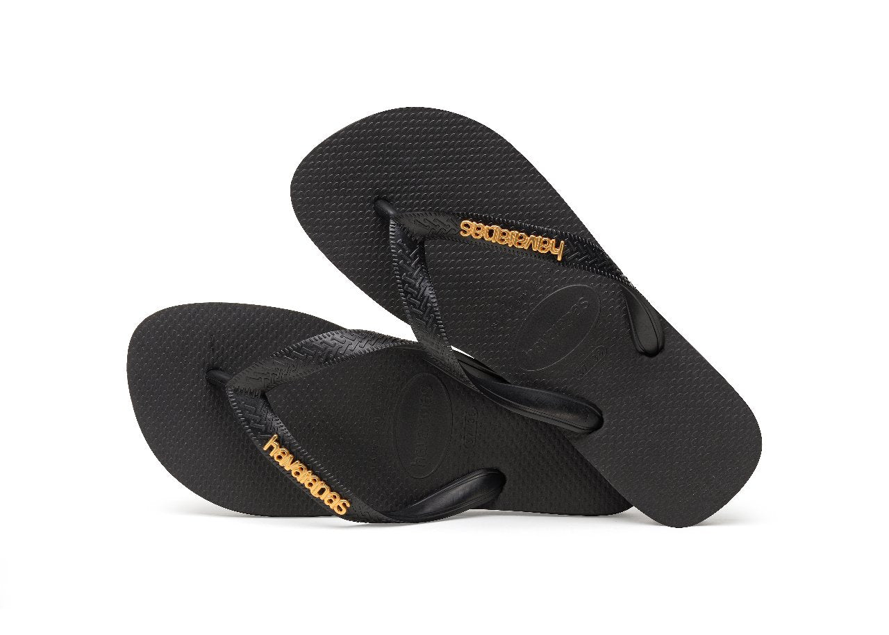 Chanclas Havaianas Top Logo Metallic Black negras con logo metálico dorado en las tiras y suela cómoda de goma para verano, playa y piscina