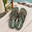 Chanclas Ipanema mujer verdes con tiras efecto carey en ambiente beach club premium mediterráneo