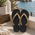Chanclas Ipanema negras con tiras doradas para mujer en ambiente mediterráneo beach club premium