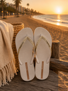 Chanclas Ipanema beige glitter mujer estilo beach lifestyle premium al atardecer junto al mar