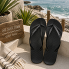 Chanclas Ipanema negras para mujer en ambiente beach club mediterráneo con estilo surf premium