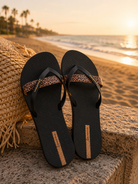 Chanclas Ipanema negras con estampado animal print estilo beach lifestyle premium al atardecer