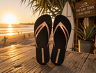 Chanclas Ipanema Bossa Soft Fem black gold para mujer en beach club surf lifestyle premium al atardecer