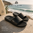 Chanclas Reef Oasis Slide Black en fotografía editorial propia de THE SURF TOWN con escenario coastal premium y estilo beach lifestyle junto al mar