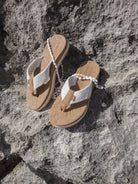 Chanclas ROXY Colbee Hi Natural de mujer en color beige con tira blanca y suela elevada estilo verano surf