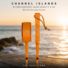 Leash Channel Islands M Febs Everyday Leash Scout 6' X 1/4 color naranja Scout en fotografía editorial propia de THE SURF TOWN con ambiente surf premium y fondo costero desenfocado.