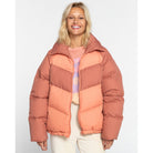 Chaqueta BILLABONG Winter Paradise acolchada color coral para mujer estilo puffer