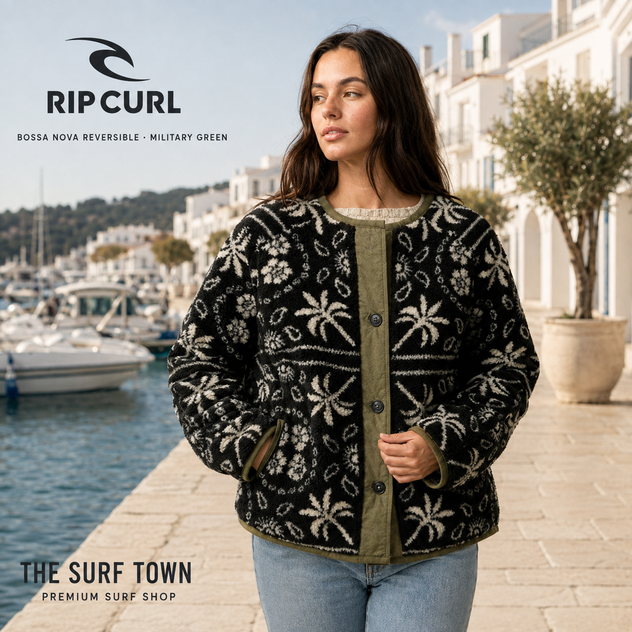 Chaqueta reversible Rip Curl Bossa Nova Military Green para mujer por su cara estampada, en un puerto mediterráneo, imagen editorial propia de THE SURF TOWN.