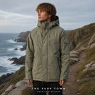 Chaqueta Volcom Stoke Stone II 10K Wintermoss en ambiente costero - The Surf Town