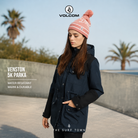 Chaqueta Volcom Venston 5K Parka para mujer en fotografía editorial propia de THE SURF TOWN, parka impermeable estilo surf lifestyle premium con gorro rosa en escenario costero urbano