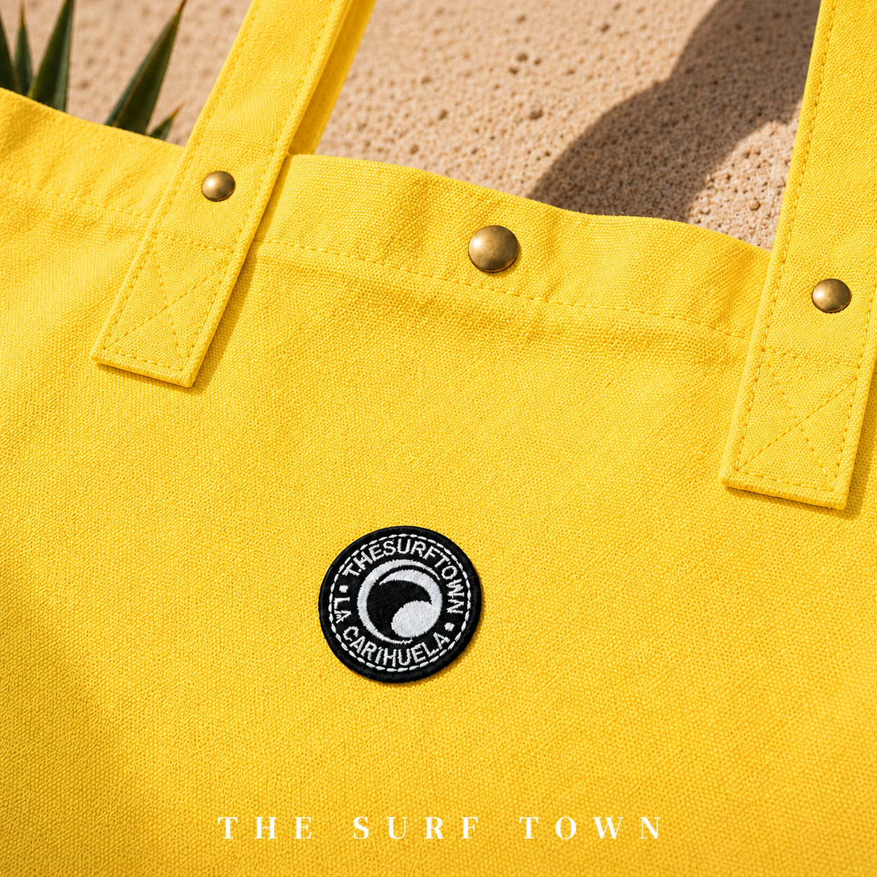 Detalle del parche del Bolso de Playa The Surf Town Tote Beach Bag Sunflower de algodón amarillo girasol con gran capacidad y diseño exclusivo para playa y verano