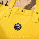 Detalle del parche del Bolso de Playa The Surf Town Tote Beach Bag Sunflower de algodón amarillo girasol con gran capacidad y diseño exclusivo para playa y verano