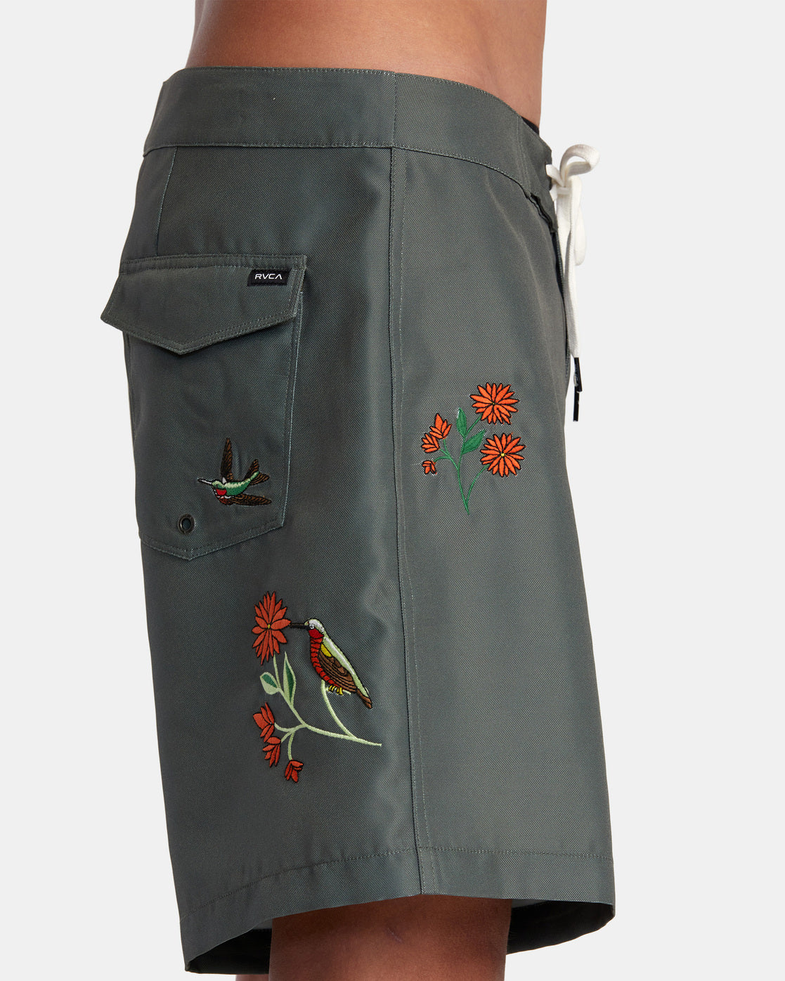 detalle bordado floral bermudas RVCA Anytime 16 Trunk Olive hombre