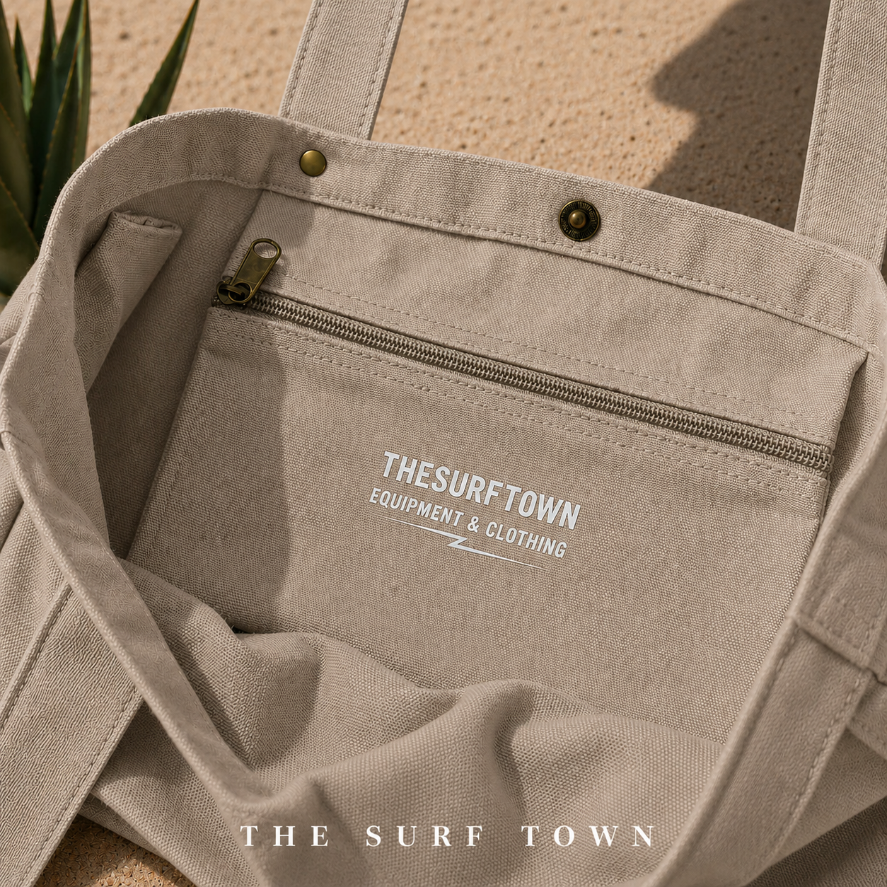 Detalle del bolsillo interior con cremallera del Bolso de Playa The Surf Town Tote Beach Bag Sand de algodón color arena con gran capacidad y diseño exclusivo para playa y verano 