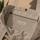 Detalle del bolsillo interior con cremallera del Bolso de Playa The Surf Town Tote Beach Bag Sand de algodón color arena con gran capacidad y diseño exclusivo para playa y verano 