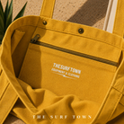 Detalle del bolsillo interior con cremallera del Bolso de Playa The Surf Town Tote Beach Bag Mustard de algodón color mostaza con gran capacidad y diseño exclusivo para playa y verano