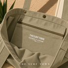 Detalle del bolsillo interior con cremallera del Bolso de Playa The Surf Town Tote Beach Bag Olive de algodón color verde oliva con gran capacidad y diseño exclusivo para playa y verano