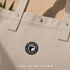 Detalle del parche del Bolso de Playa The Surf Town Tote Beach Bag Natural de algodón color natural con gran capacidad y diseño exclusivo para playa y verano