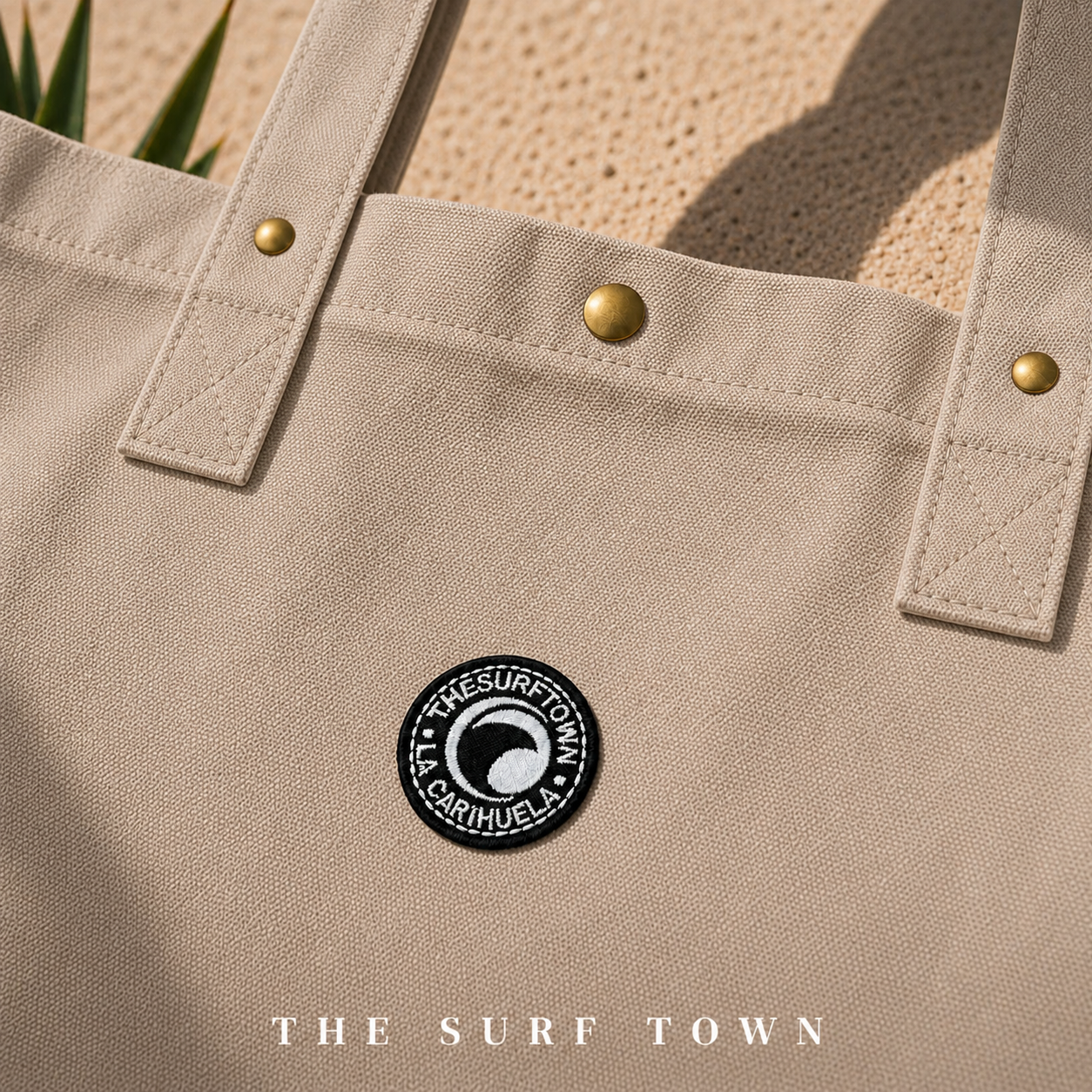 Detalle del parche del Bolso de Playa The Surf Town Tote Beach Bag Sand de algodón color arena con gran capacidad y diseño exclusivo para playa y verano