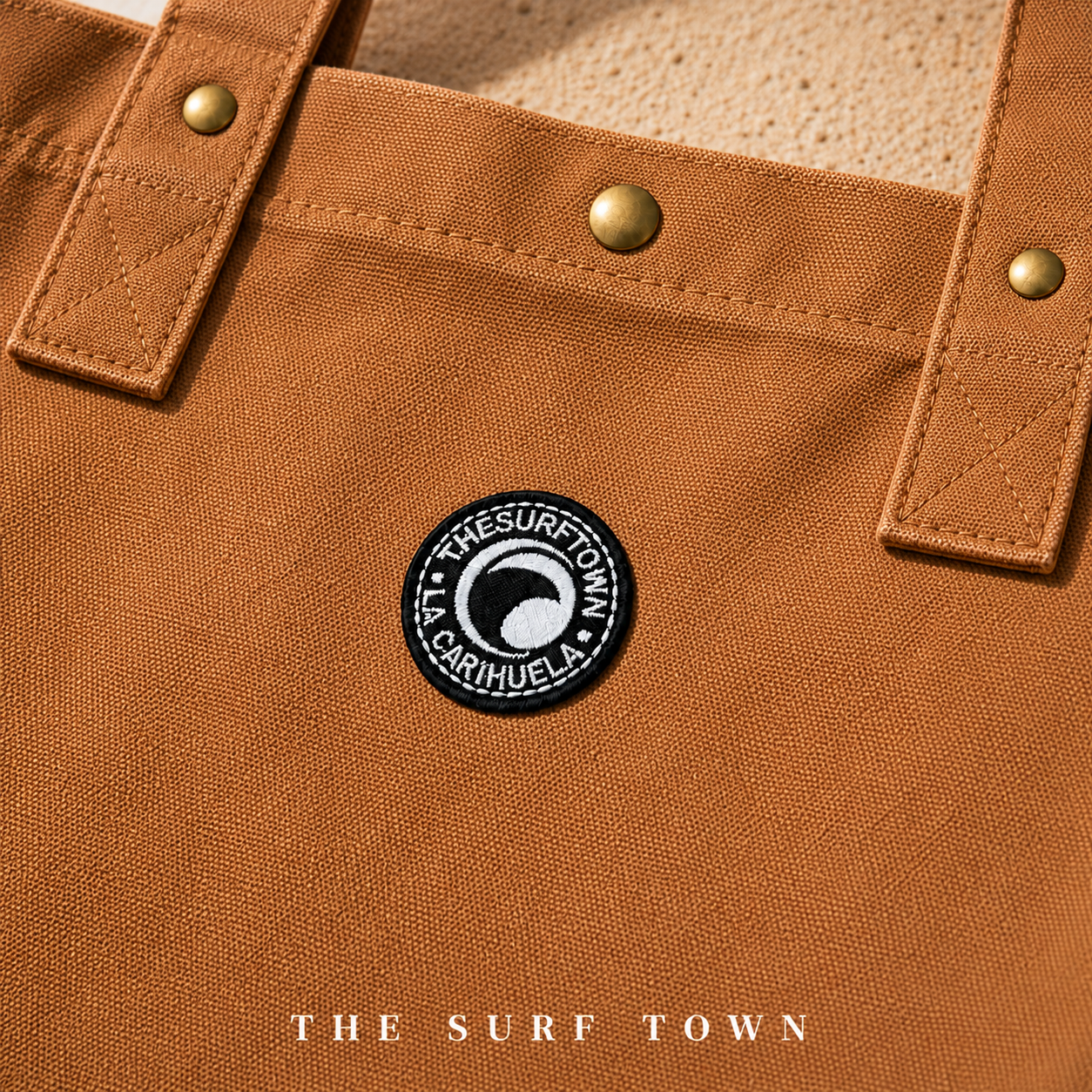 Detalle del parche bordado del bolso The Surf Town Tote Beach Bag Caramel sobre tejido de algodón resistente, fotografía propia de THE SURF TOWN