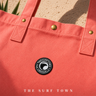 Detalle del parche bordado del bolso The Surf Town Tote Beach Bag Coral sobre tejido de algodón resistente, fotografía propia de THE SURF TOWN
