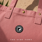 Detalle del parche bordado del bolso The Surf Town Tote Beach Bag Dark Pink sobre tejido de algodón resistente, fotografía propia de THE SURF TOWN