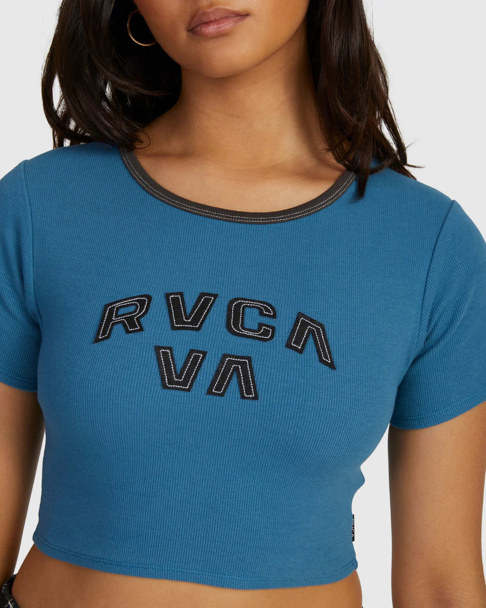 detalle logo RVCA VA top Strange Times Cool Blue mujer