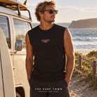 Camiseta Muscle Billabong Since 73 Burleigh - Negra (Black) en una escena lifestyle junto al mar; imagen editorial propia de THE SURF TOWN