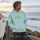Sudadera Quiksilver Comp Logo - Azul (Blue Haze) en una escena lifestyle junto al mar; imagen editorial propia de THE SURF TOWN