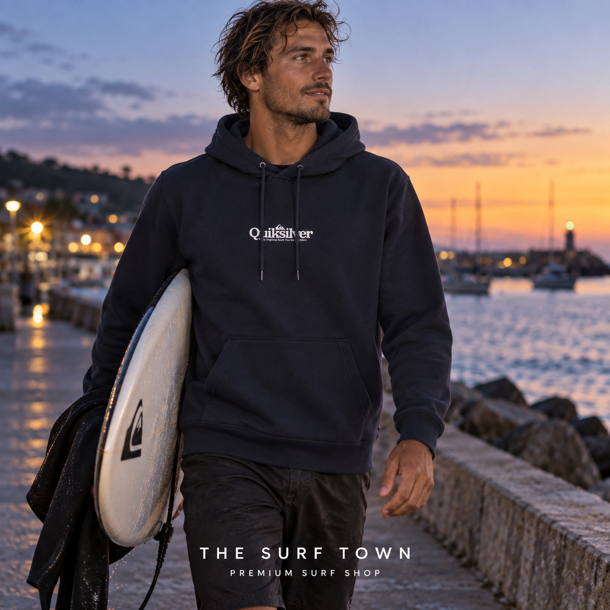 Sudadera Quiksilver Fineline - Azul marino (Dark Navy) en una escena lifestyle junto al mar; imagen editorial propia de THE SURF TOWN