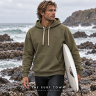 Sudadera Quiksilver Salt Water - Verde (Grape Leaf) en una escena lifestyle junto al mar; imagen editorial propia de THE SURF TOWN