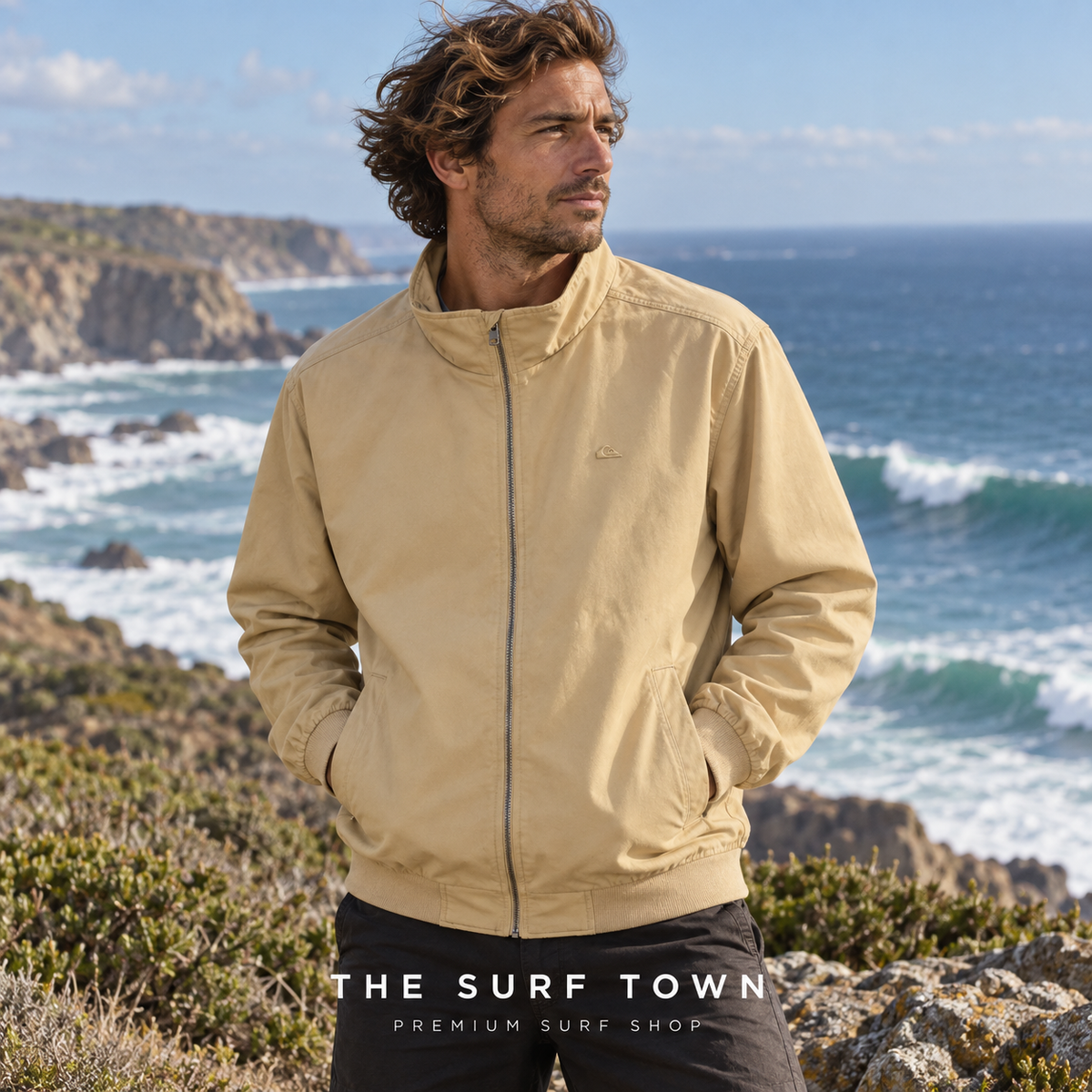Chaqueta Quiksilver Taldora Summer - Caqui (Khaki) en una escena lifestyle junto al mar; imagen editorial propia de THE SURF TOWN