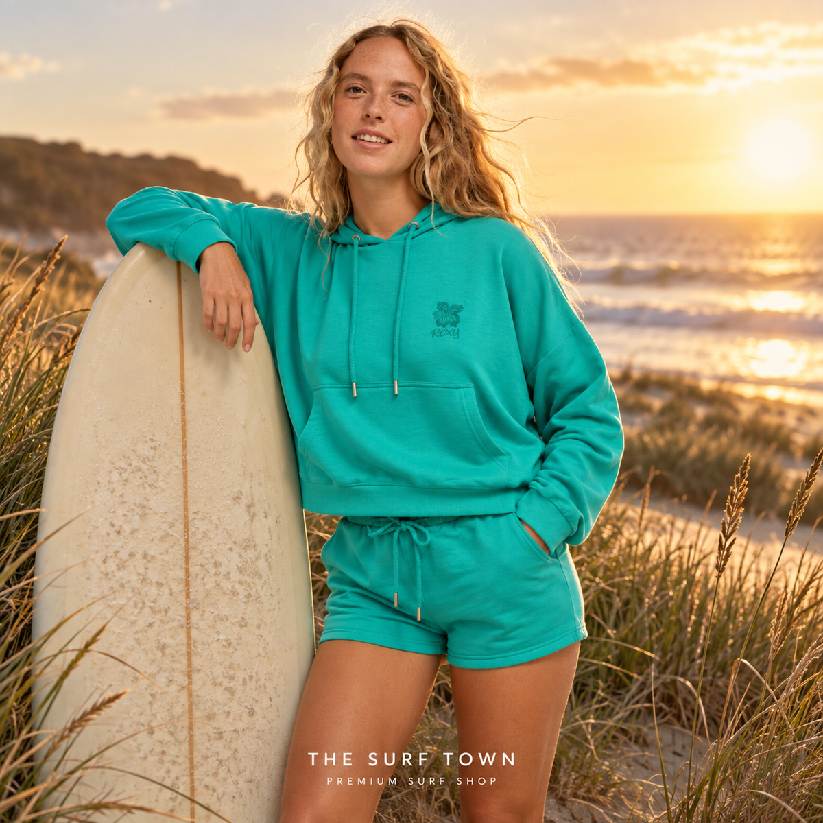 Sudadera Roxy Surfing By Daylight - Verde (Sea Green) en una escena lifestyle junto al mar; imagen editorial propia de THE SURF TOWN