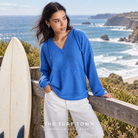 Jersey Roxy Ocean Drive - Azul (Dutch Blue) en una escena lifestyle junto al mar; imagen editorial propia de THE SURF TOWN