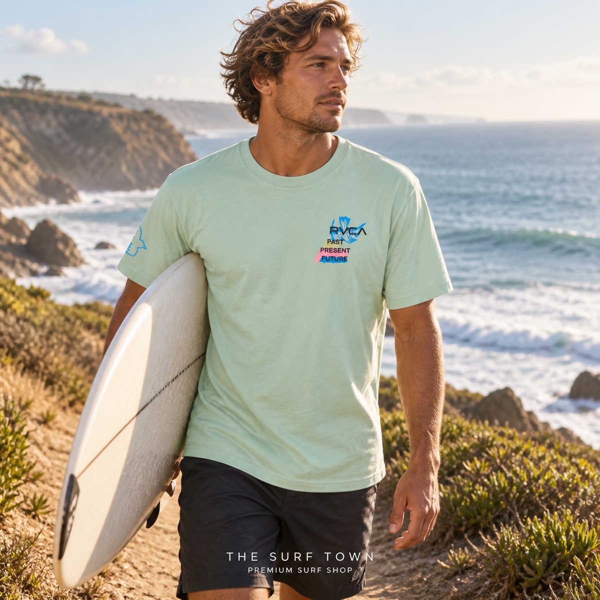 Camiseta RVCA AF Balance - Verde (Laurel Green) en una escena lifestyle junto al mar; imagen editorial propia de THE SURF TOWN