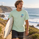 Camiseta RVCA AF Balance - Verde (Laurel Green) en una escena lifestyle junto al mar; imagen editorial propia de THE SURF TOWN
